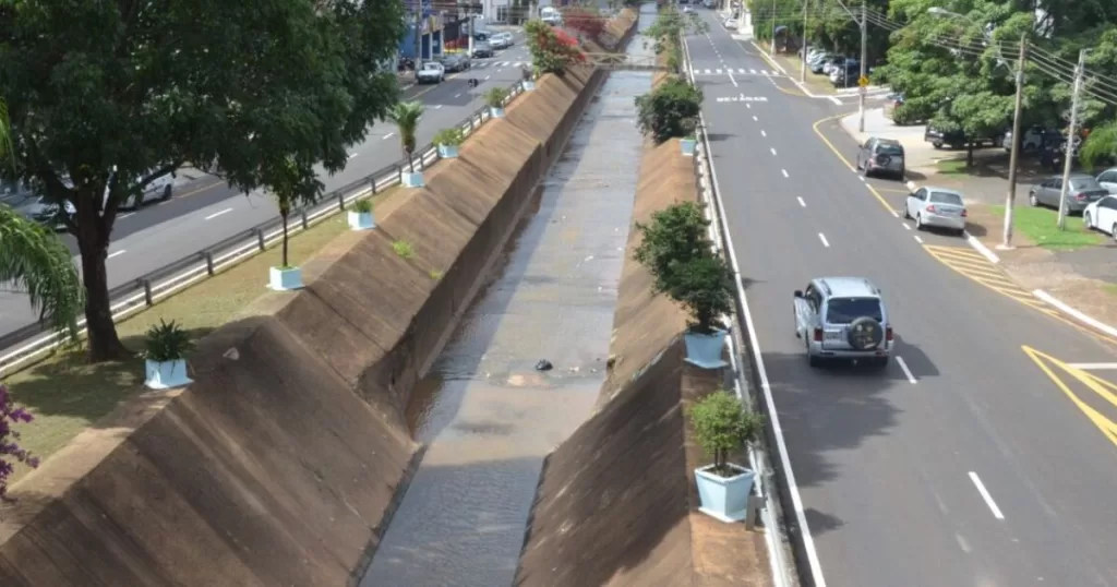 Obras-em-corregos-Divulgacao-Prefeitura-de-Franca-1024x538 Antônio Barbosa Filho é interditada contra enchentes