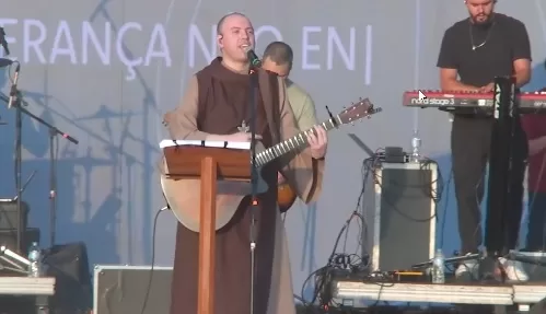 Frei-Gilson-em-Franca Frei Gilson leva multidão ao "Fernando Costa" no Hallel