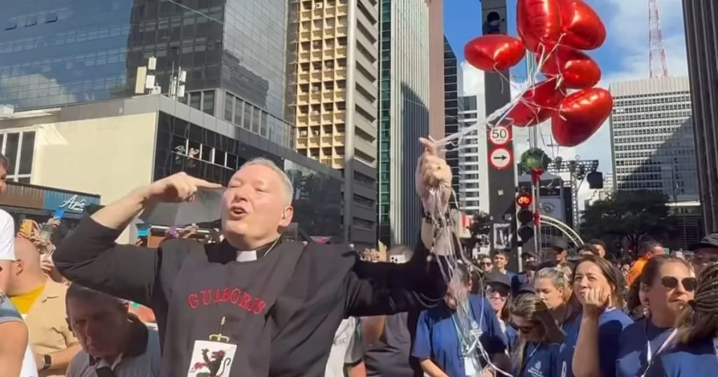 Réveillon na Paulista: padre Marcelo "vai para galera" e banda se destaca- Will insert post title.