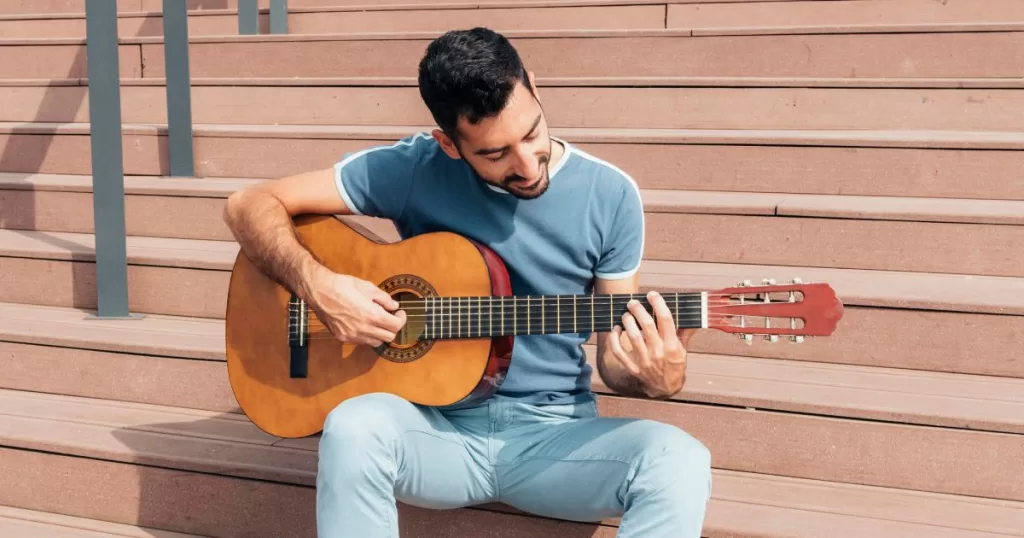 Tocando-Violao-Freepik-1024x538 Plataforma de música que nasceu em Franca atinge 100 mil alunos